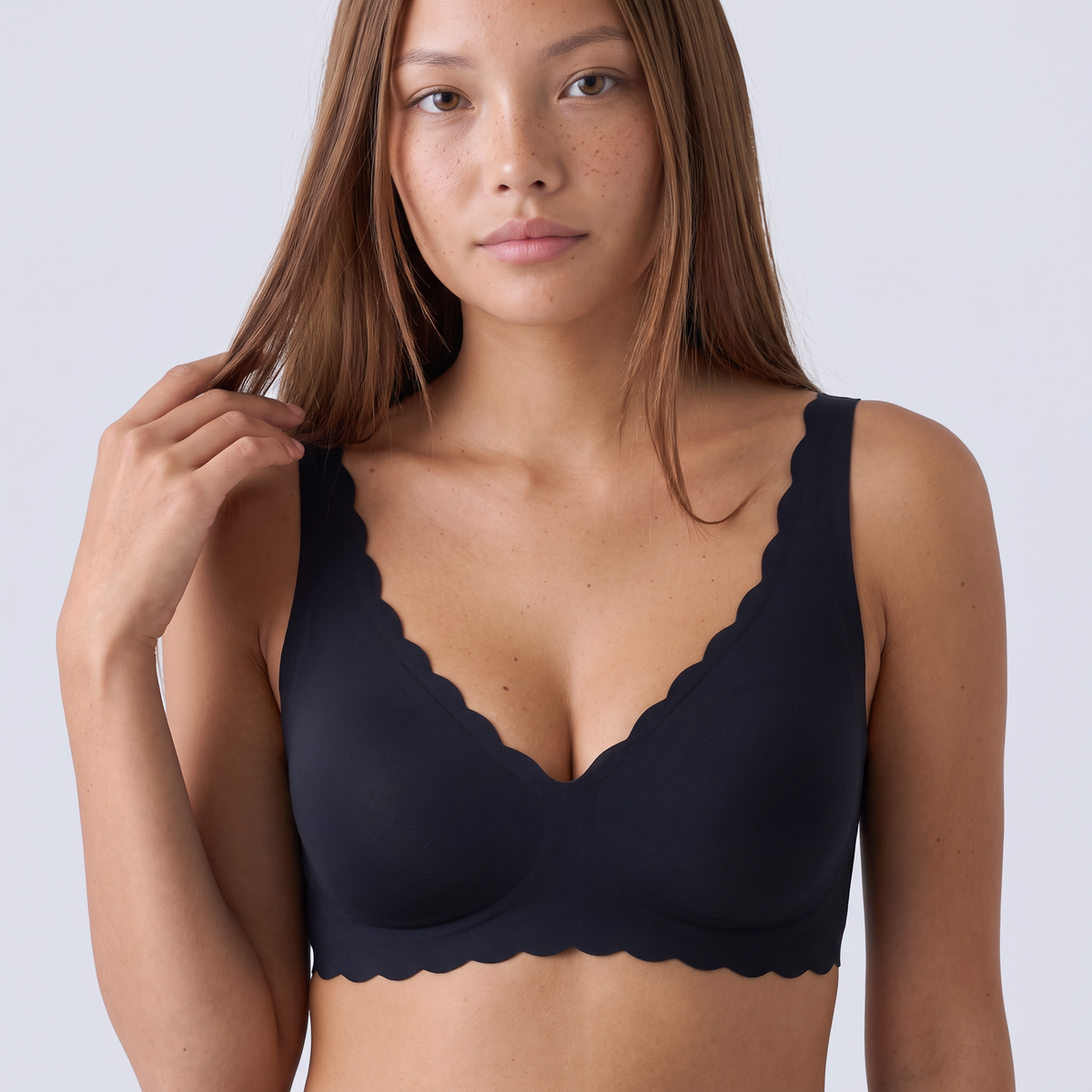 The Scalloped Deep V Wireless Bra — Black