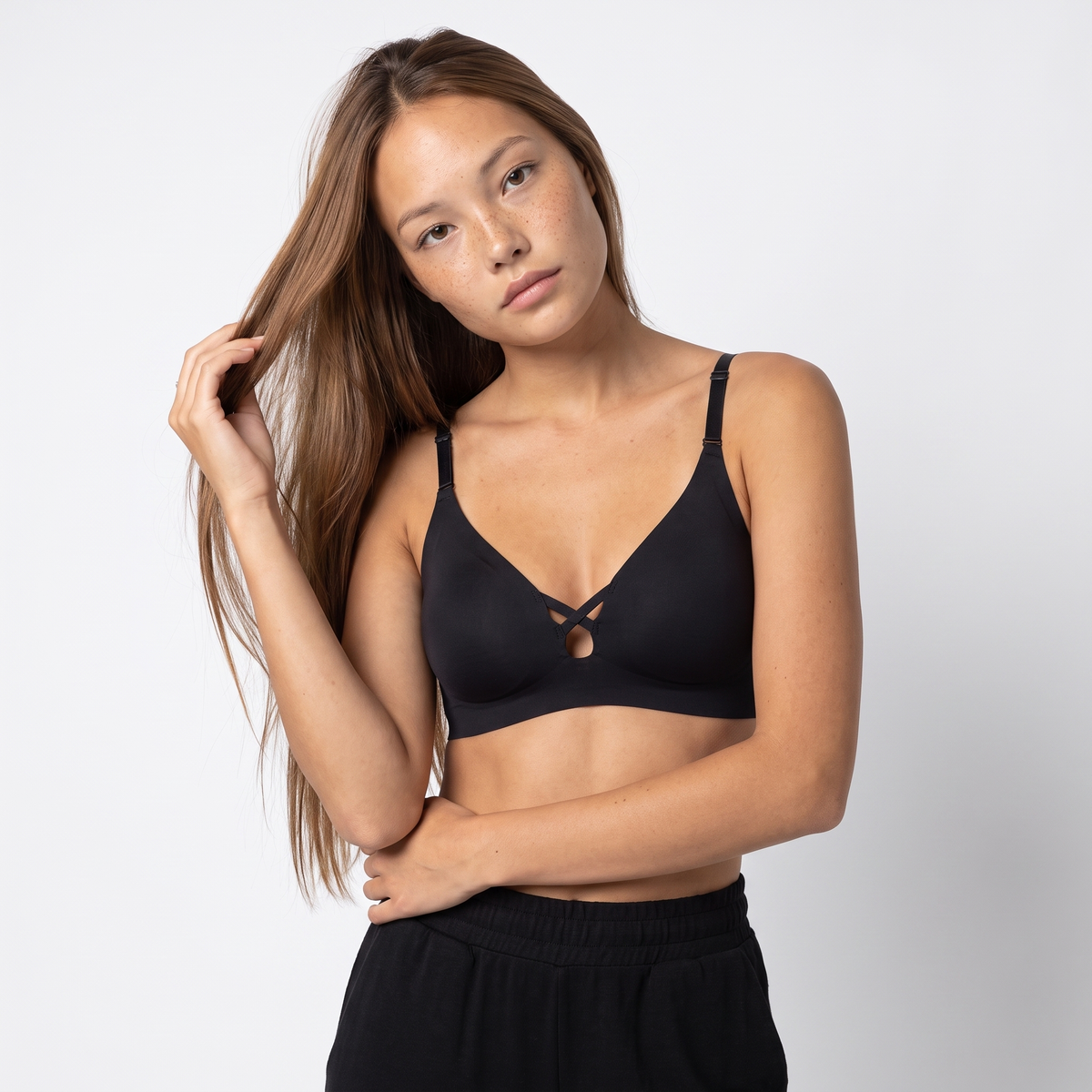 The No-Show V-Neck Bra in Black — colour detail