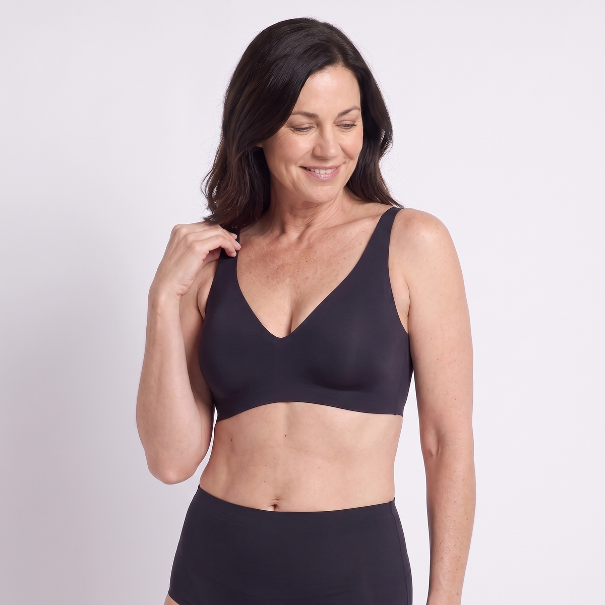 The Deep V QuietFrame Set in Black — close-up